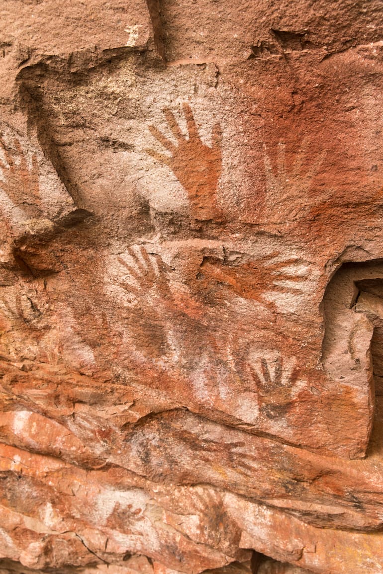 Las manos del alero están pintadas en negativo.