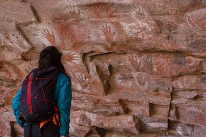 Las manos en la roca que se ven en Alero Charcamata