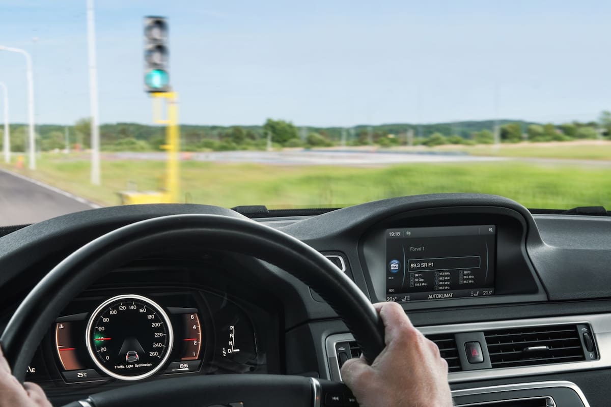 Las manos siempre firmes sobre el volante