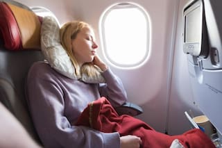 La razón por la que nunca debes usar la manta gratis de avión