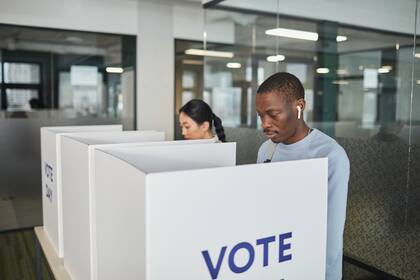Las máquinas AutoMark permiten seleccionar hasta 5 candidatos en orden de preferencia, pero advierten: marcar el mismo nombre múltiples veces o empates en clasificación puede anular parcialmente el voto