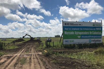Las máquinas comenzaron a mover los suelos en el predio de Cañuelas