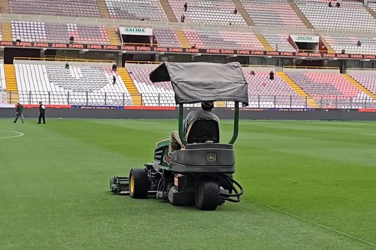 Las máquinas cortadoras de césped, en acción, para dejar el terreno de juego del Estadio Nacional de Lima en condiciones