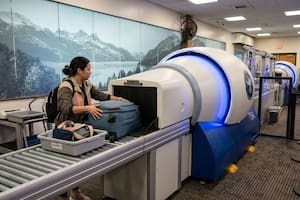 Los nuevos escáneres de la TSA que podrían obligar a algunos viajeros a despachar su equipaje de mano