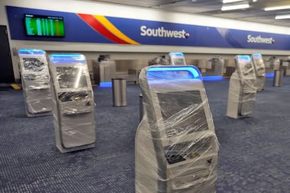 Las máquinas de boletos de Southwest Airlines están cubiertas con envoltorios protectores en el Aeropuerto Internacional de Tampa el martes