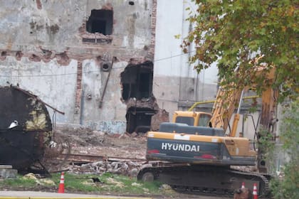 Las máquinas están demoliendo las instalaciones de la fábrica abandonada de Bieckert en Llavallol desde el pasado mes de mayo