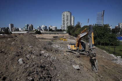 Las máquinas niveladoras trabajan para emparejar el terreno donde se desarrollará el Parque de la Innovación en el ex Tiro Federal