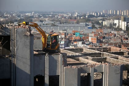 Las máquinas realizan movimientos calculados al milímetro por los espacios reducidos y la altura