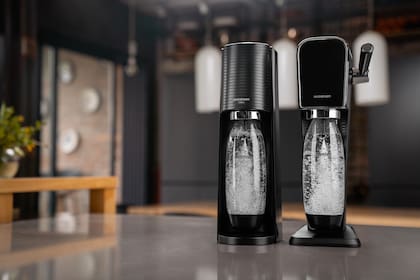 Las Maquinas Sodastream funcionan con un Cilindro de CO2 recambiable que rinde hasta 60 litros de soda que viene junto con la compra de la Máquina (luego se puede recambiar o comprar otro extra).