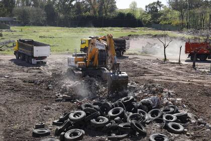 Las máquinas trabajan en el acondicionamiento del terreno para que avance el loteo y venta de las parcelas