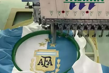 Las máquinas trabajan en la producción de camisetas con tres estrellas