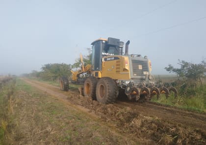 Las máquinas trabajan en la recuperación de la red vial rural de Magdalena, que tiene entre 900 y 920 kilómetros de extensión, según el relevamiento realizado por la UTN