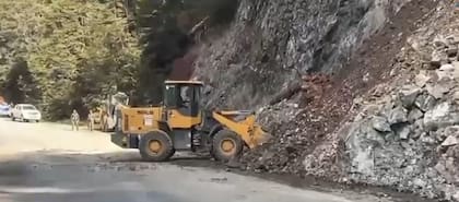 Las máquinas trabajaron para despejar la ruta entre Bariloche y El Bolsón.