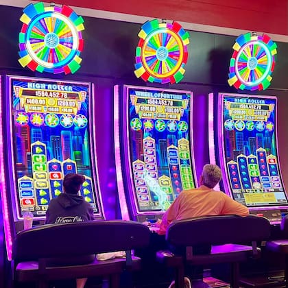Las máquinas tragamonedas de Treasure Island Hotel y Casino están entregando premios a sus jugadores
