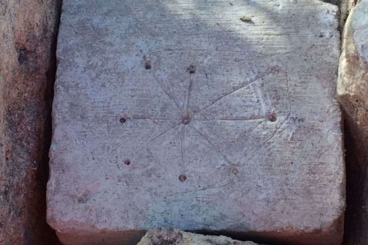 Las marcas fueron descubiertas por arqueólogos que trabajan en la excavación de un templo que se construó en el siglo XI, y tendrían como objetivo ahyentar todo tipo de espíritus malignos