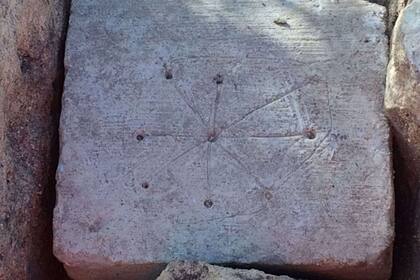 Las marcas fueron descubiertas por arqueólogos que trabajan en la excavación de un templo que se construó en el siglo XI, y tendrían como objetivo ahyentar todo tipo de espíritus malignos