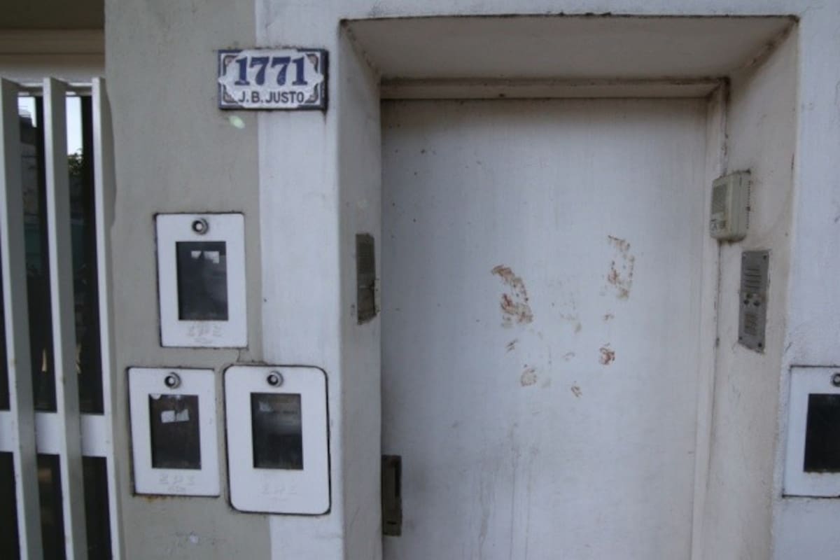 Las marcas que dejó la víctima en la puerta de la casa, adonde llegó malherido en busca de ayuda