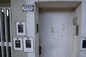 Las marcas que dejó la víctima en la puerta de la casa, adonde llegó malherido en busca de ayuda