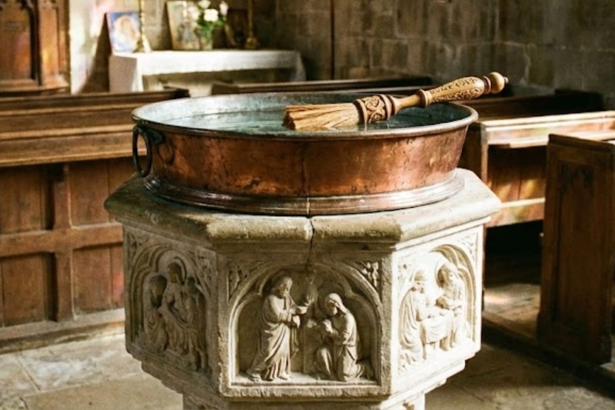 Las marcas que trabajan este registro, como la estadounidense Demeter con su fragancia temática Holy Water, explican que el punto de partida suele ser un acorde de “agua fría” y “piedra mojada”