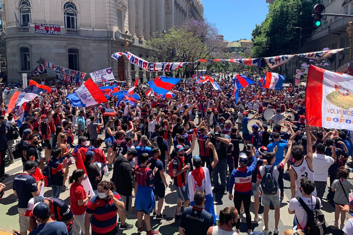 Las marchas de hinchas de San Lorenzo: del entusiasmo por el regreso a Boedo al fastidio por la situación actual.