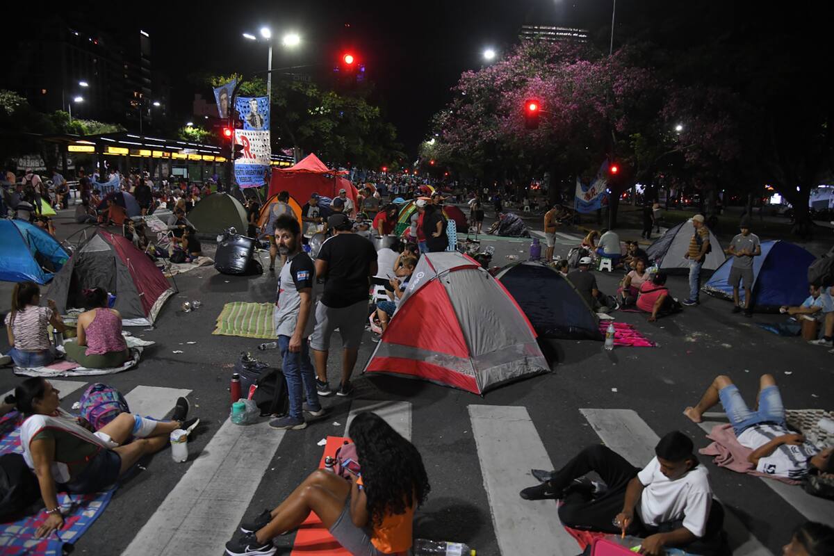 Las marchas por el plan Potenciar Trabajo son recurrentes en la avenida 9 de Julio