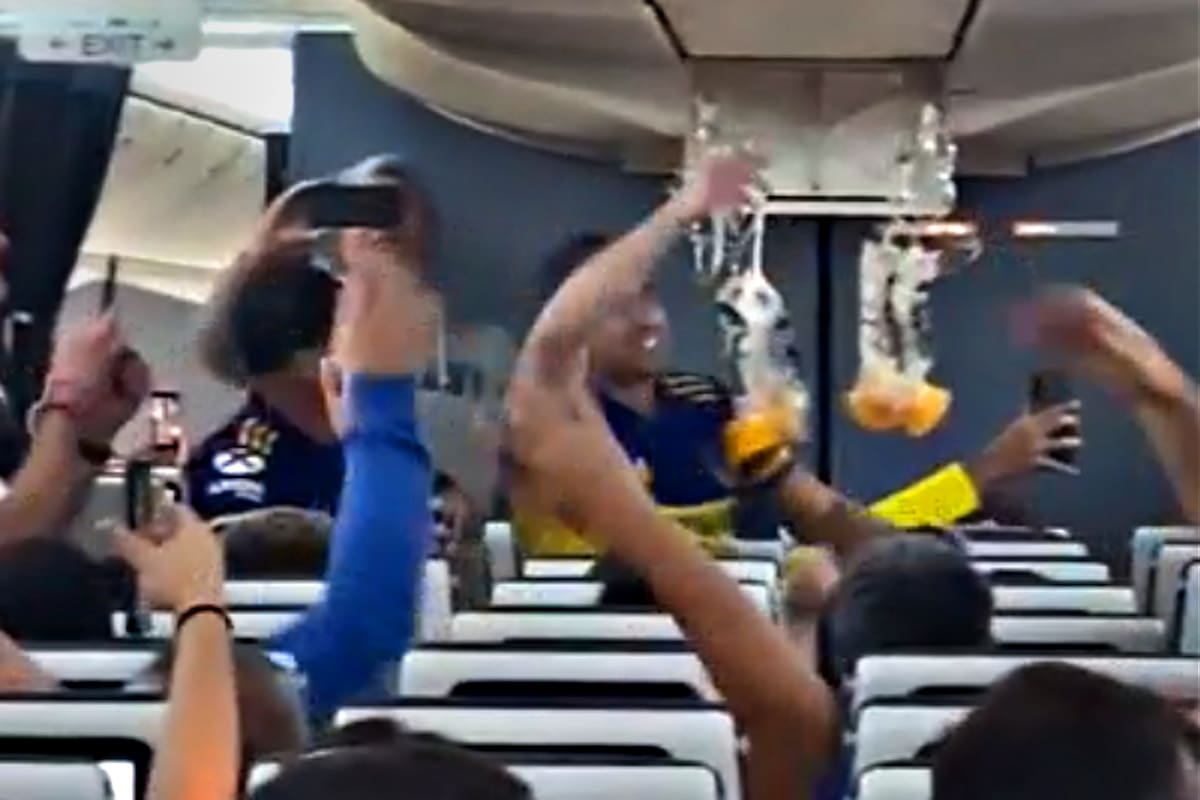 Las máscaras bajaron debido a los golpes de los hinchas