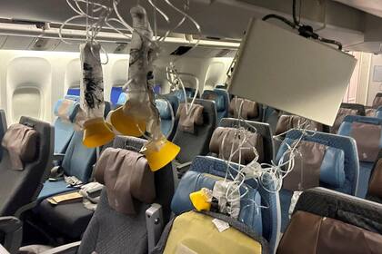 Las máscaras de oxígeno se soltaron ante las turbulencias.