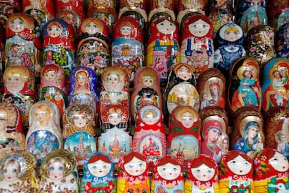 Las matrioshkas –o mamushkas– nacieron de la copia de un juguete japonés, "reversionado" con la figura de una campesina rusa.