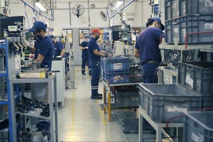 Las mayores limitaciones de acceso al mercado oficial de cambios limitan el desarrollo de pymes industriales argentinas.