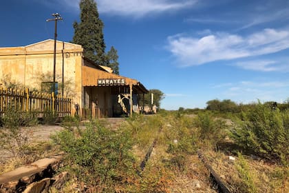 Las mayoría de las construcciones están destruidas y la estación de tren está cerrada con candados