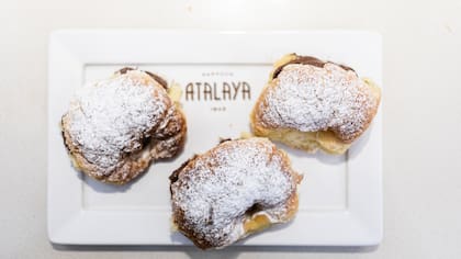 Las medialunas con dulce de leche de Atalaya.