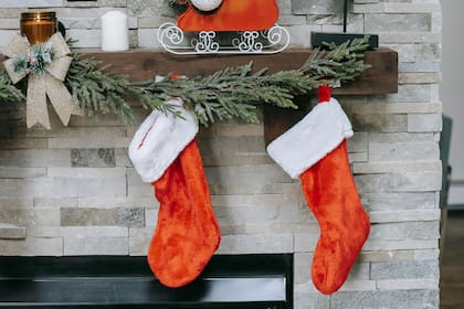 Las medias navideñas esconden una leyenda llena de bondad (Pexels/AnyLane)