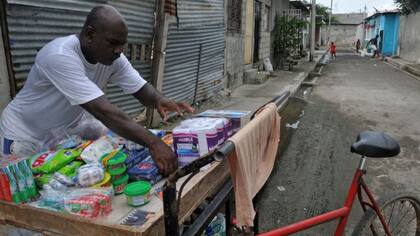 Un vendedor ambulante en medio del silencio de las calles en cuarentena