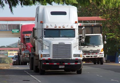 Las medidas de la administración Trump establecieron a partir de junio que los operadores de transporte comercial deben demostrar competencia en inglés