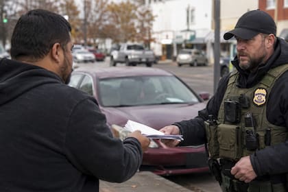 Las medidas de verificación sobre procesos de green card por matrimonio incluyen entrevistas exhaustivas por separado, visitas a vecinos e incluso verificaciones con empleadores para confirmar la autenticidad de la relación