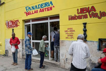 Las medidas incluyen un recorte de presupuesto, control de precios, aumentar el flujo de divisas que entran al país y estimular la producción nacional de alimentos