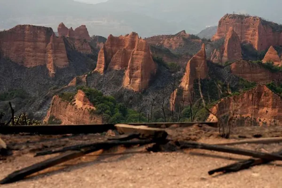 Las Médulas, sitio donde operó durante dos siglos una mina romana, resultó afectada por los incendios que han azotado a España