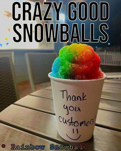 Las mejores bolas de nieve se hacen con un montículo de hielo que se eleva por encima del borde de una taza sobre el que luego se bombea jarabe de sabor para crear un pequeño lago helado y dulce