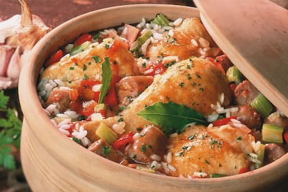 Las mejores cazuelas son las de barro o hierro fundido. Ambos materiales se curan previo a su uso.