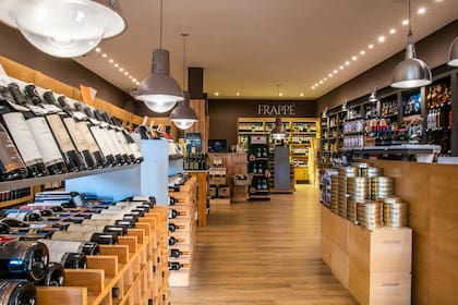 Las mejores etiquetas, pero también productos de delicatessen, pueden encontrarse en Frappé.