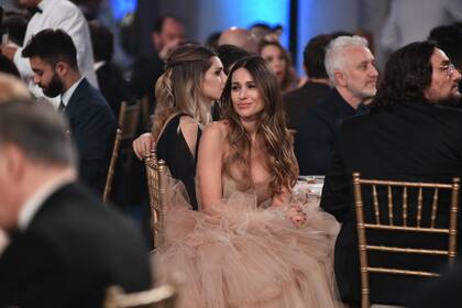Pampita Ardohain, contenta, en la gran fiesta de la televisión
