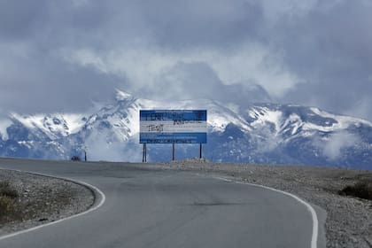 Anuncio gubernamental de 2014 con los colores de la bandera argentina. Esquel, Chubut. Foto: Hernán Zenteno