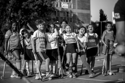 La escuelita de jockey Alentando Ilusiones, bajo la tutela de la profesora Patricia Ortega y el profesor Sebastián Munita, funciona en la villa 1.11.14. Se formó en 2012 y hoy tiene unas 70 jugadoras/es en diferentes categoría. Foto:Santiago Filipuzzi