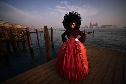 El carnaval de Venecia, uno de los más famosos y más fotografiados del mundo, comenzó el sábado con un espectáculo acuático musical