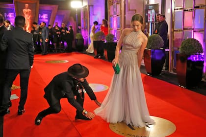 Algunos ajustecitos en plena alfombra roja para Luz Cipriota