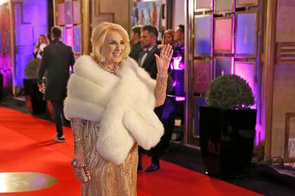 Mirtha Legrand no pierde la elegancia ni en noches de frío