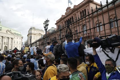 Colgados de la reja los fanáticos quieren entrar a despedir a Diego