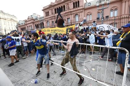 Durante la mañana, hubo algunos episodios de golpes, empujones y aglomeraciones en la puerta de la Casa Rosada