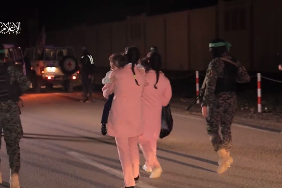 Las mellizas Cunio, ambas argentinas de tres años, fueron liberadas y trasladadas a las camionetas de la Cruz Roja junto a su madre.