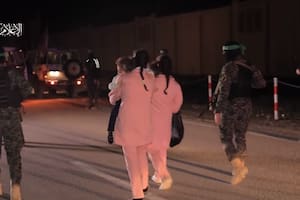 Las mellizas Cunio, ambas argentinas de tres años, fueron liberadas y trasladadas a las camionetas de la Cruz Roja junto a su madre.